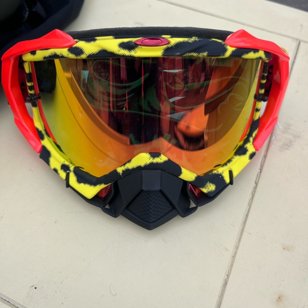 Oakley mayhem pro tld cheetah 
 Goggles